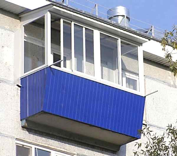 Балкон с крышей на последнем этаже