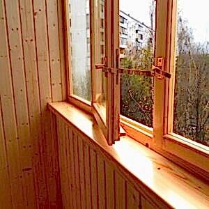 Остекление балкона деревянными рамами